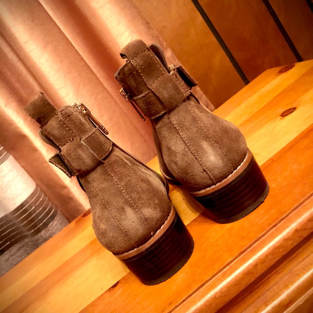 SOLD🔴 TOMMY Hilfiger brown or tan genuine leather (suede) booties size 9.5 - Picture 5 of 12